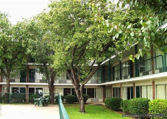 Econo Lodge Airport I-35 North Farmers Branch Exterior photo