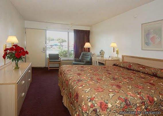 Econo Lodge Airport I-35 North Farmers Branch Exterior photo