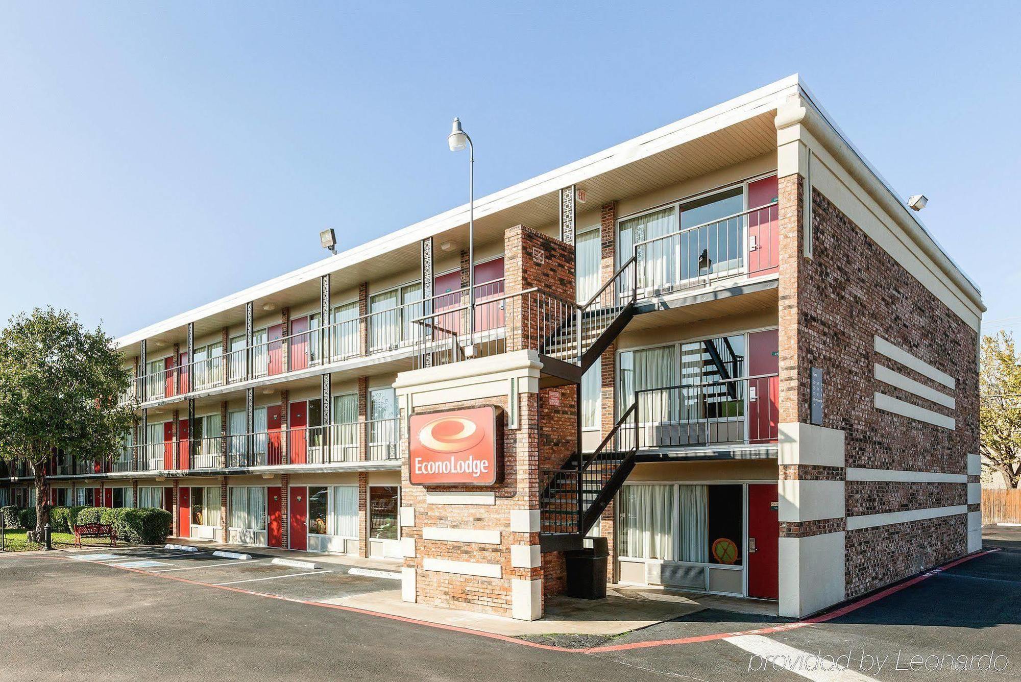 Econo Lodge Airport I-35 North Farmers Branch Exterior photo