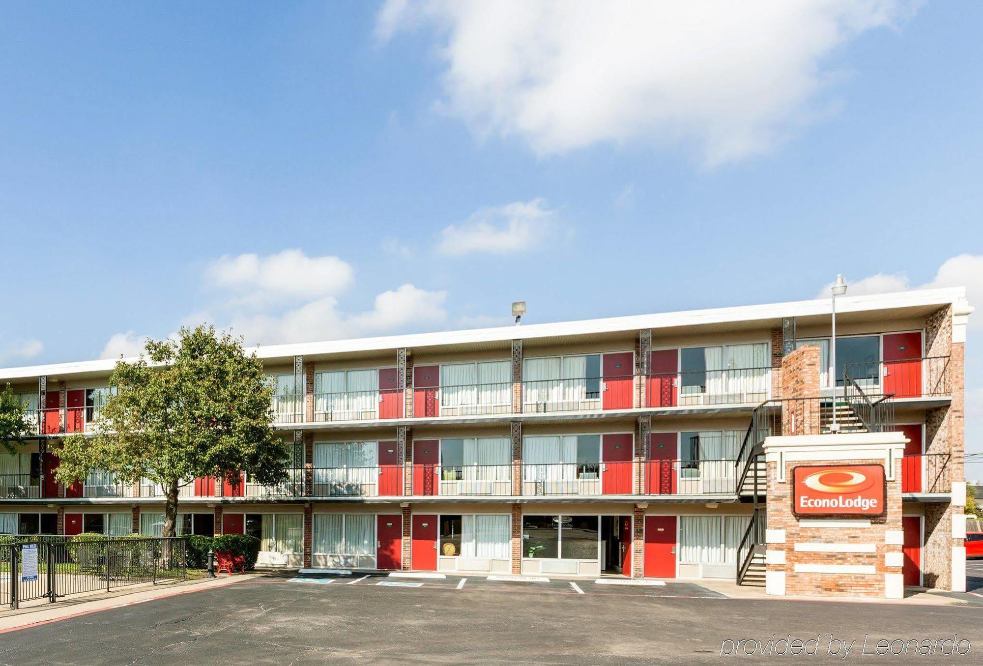 Econo Lodge Airport I-35 North Farmers Branch Exterior photo