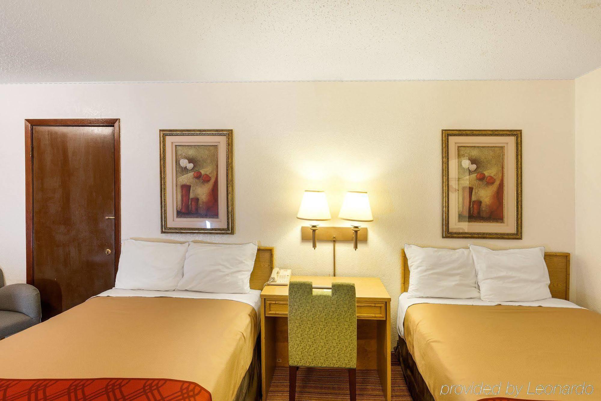 Econo Lodge Airport I-35 North Farmers Branch Exterior photo