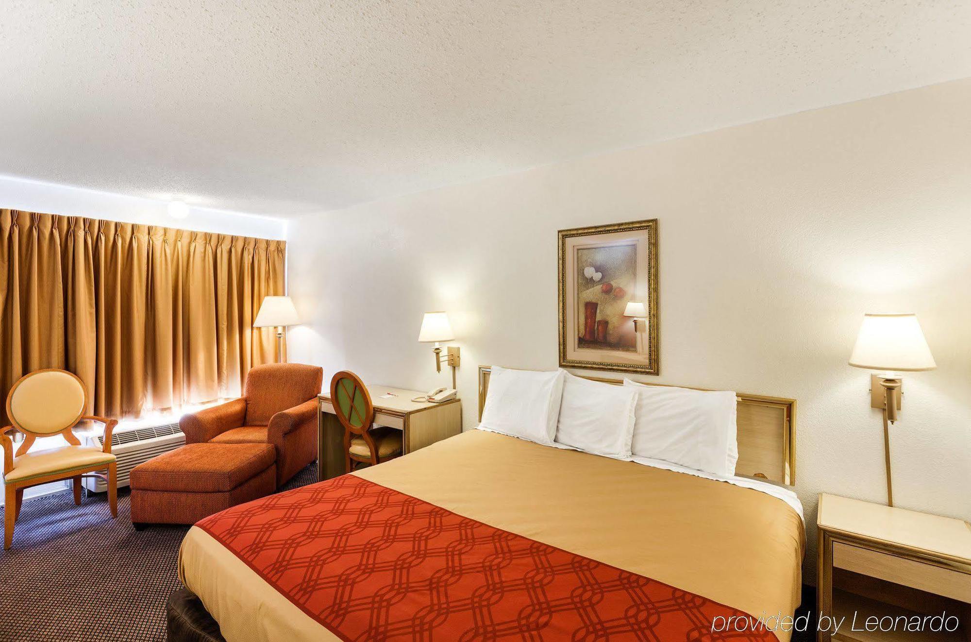 Econo Lodge Airport I-35 North Farmers Branch Exterior photo