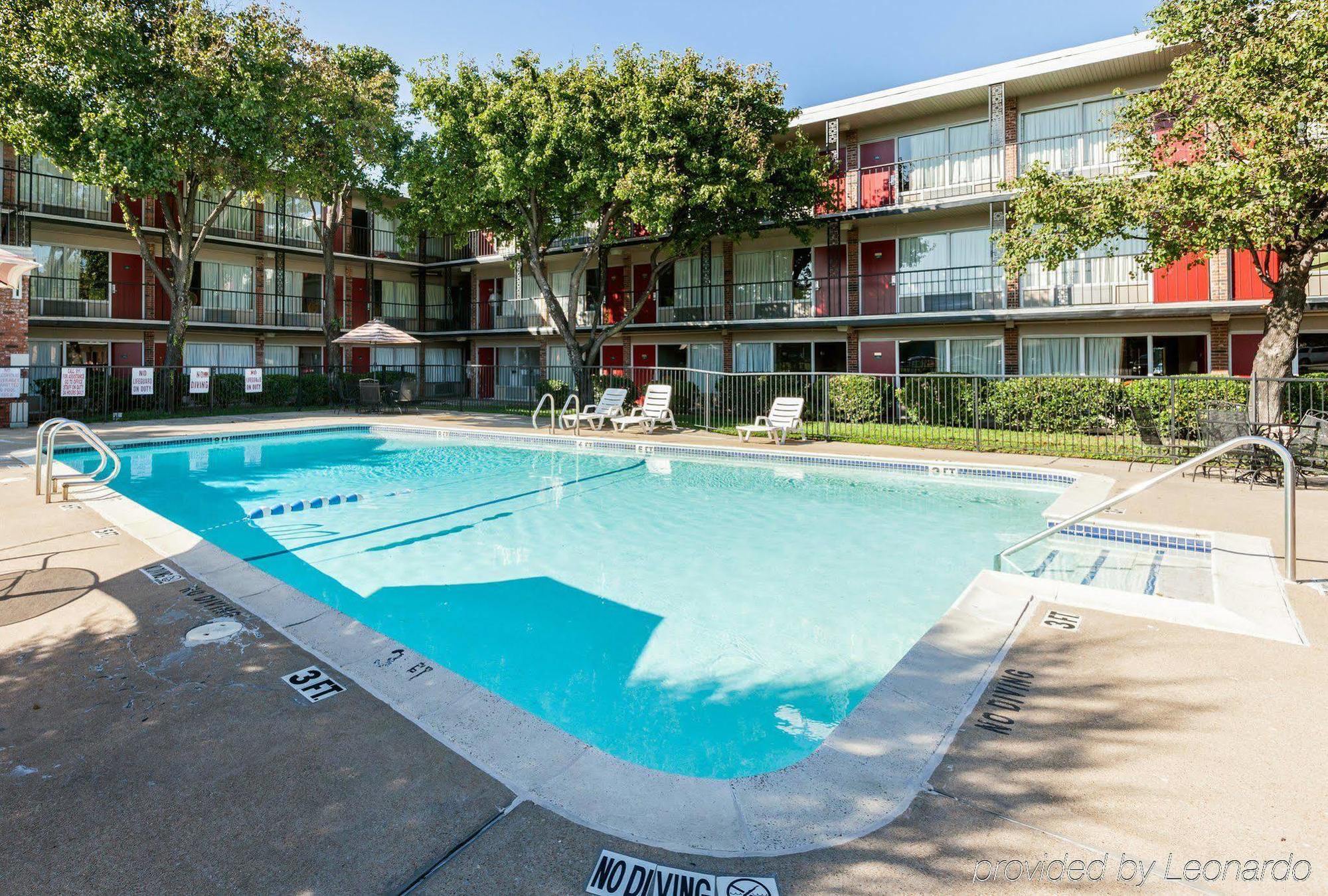 Econo Lodge Airport I-35 North Farmers Branch Exterior photo