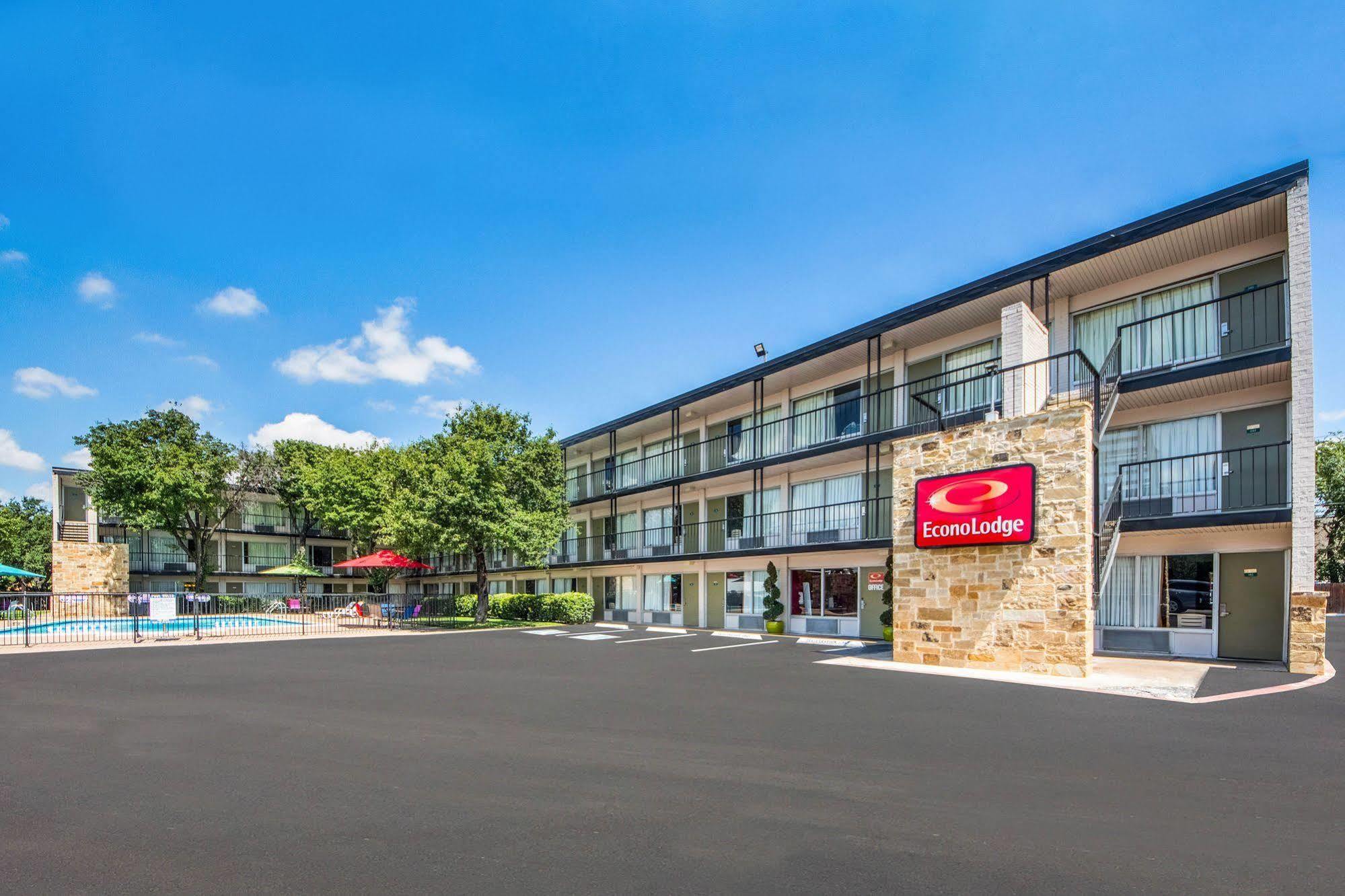 Econo Lodge Airport I-35 North Farmers Branch Exterior photo