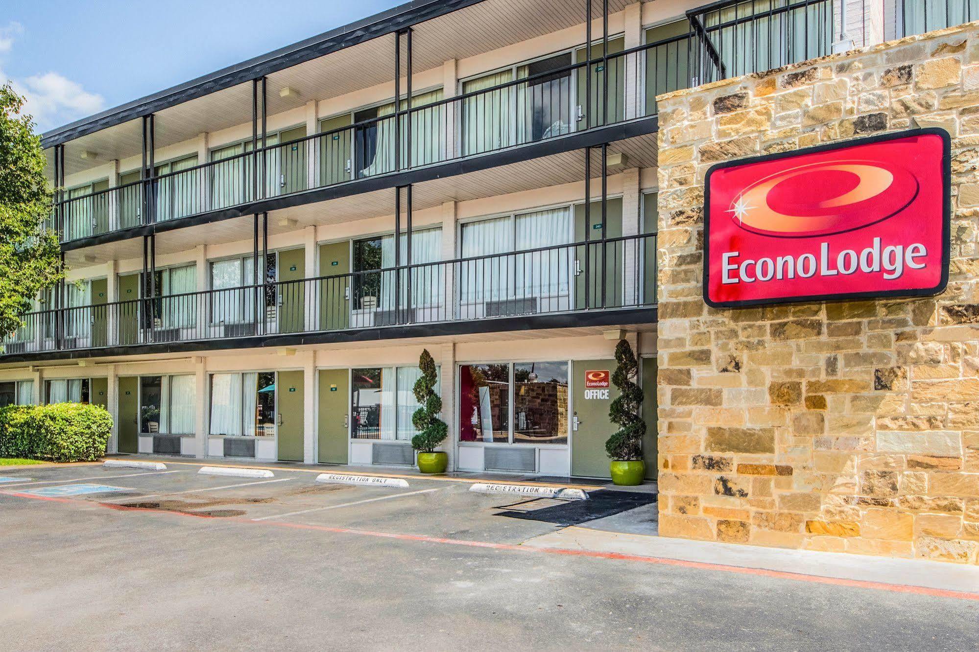 Econo Lodge Airport I-35 North Farmers Branch Exterior photo