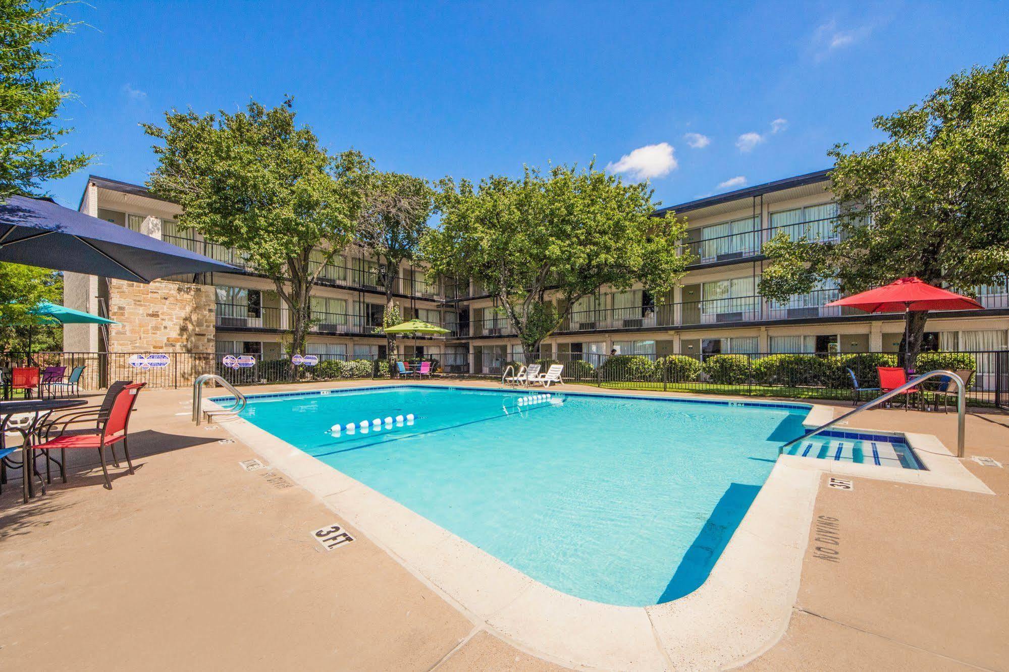 Econo Lodge Airport I-35 North Farmers Branch Exterior photo