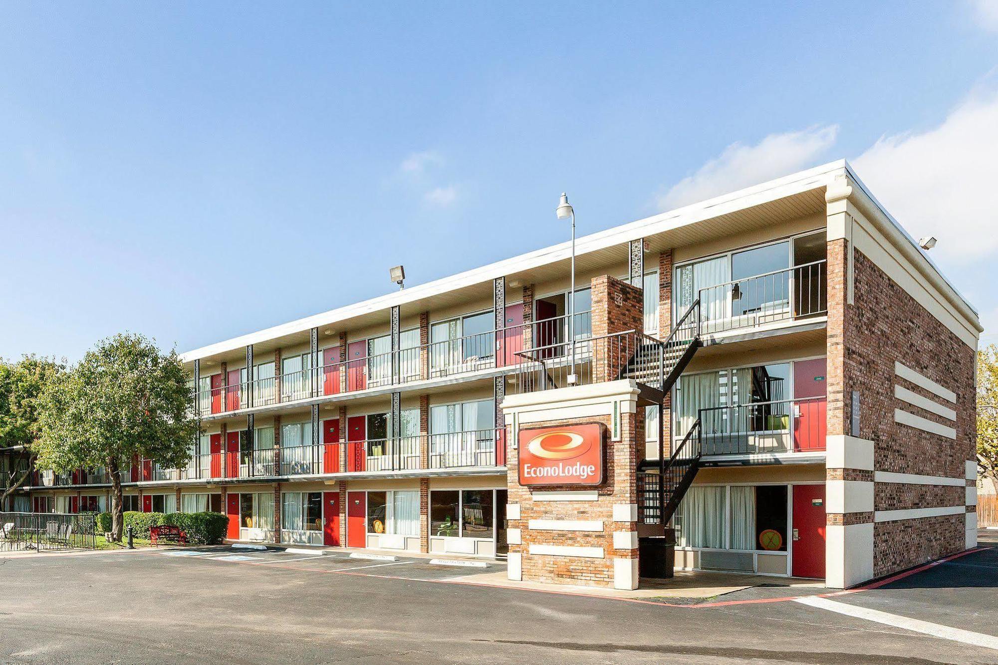 Econo Lodge Airport I-35 North Farmers Branch Exterior photo