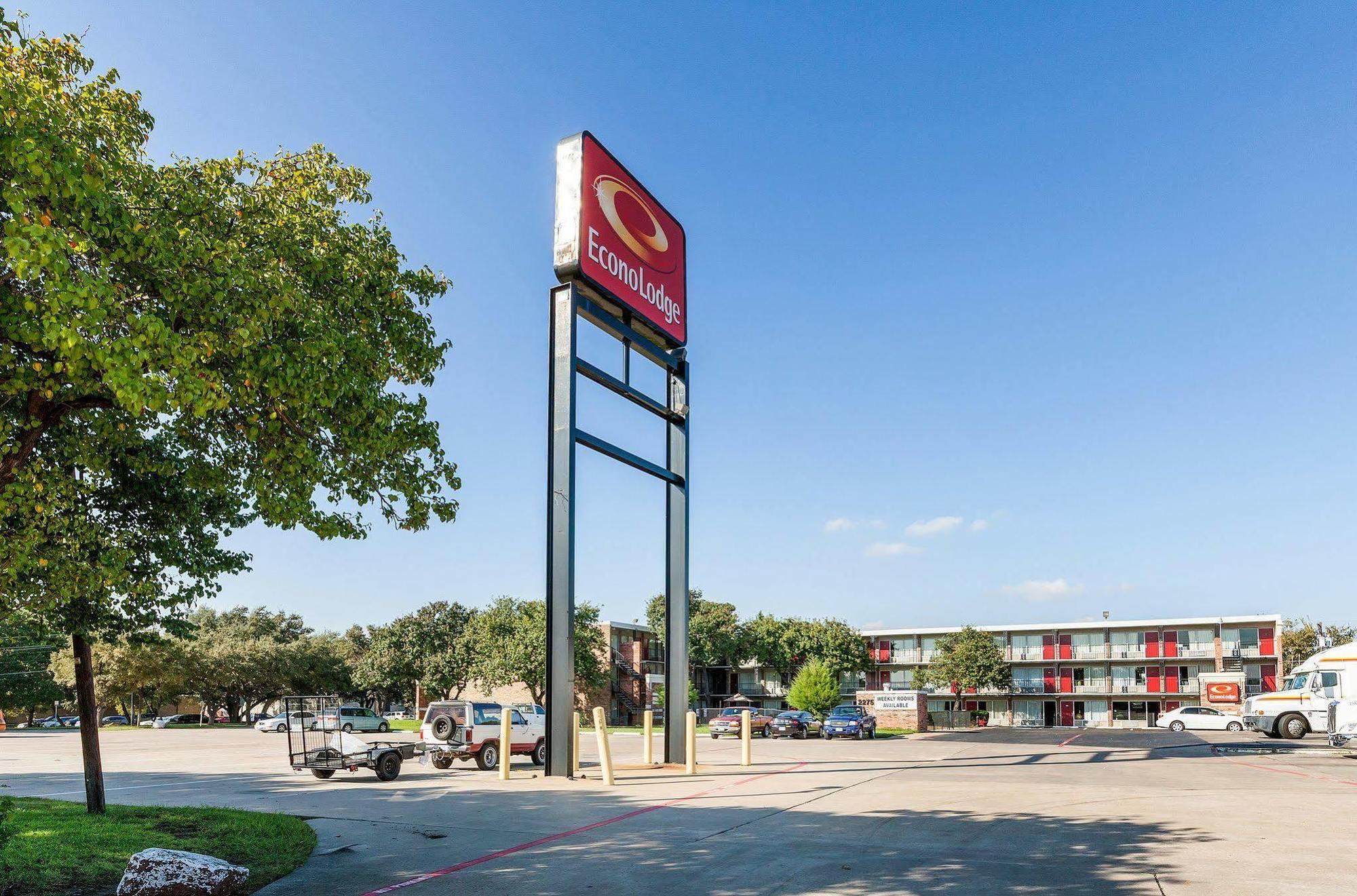 Econo Lodge Airport I-35 North Farmers Branch Exterior photo