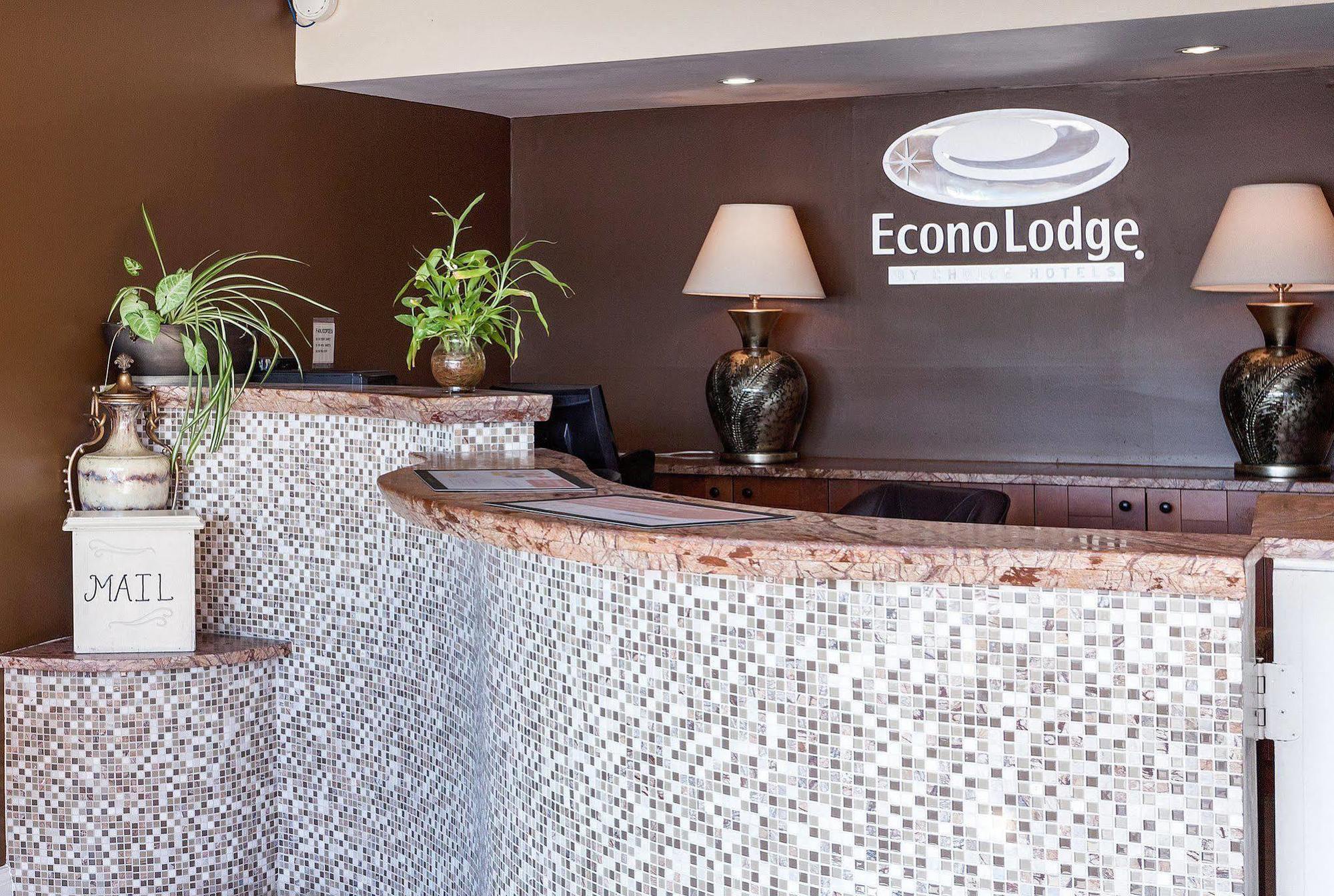 Econo Lodge Airport I-35 North Farmers Branch Exterior photo