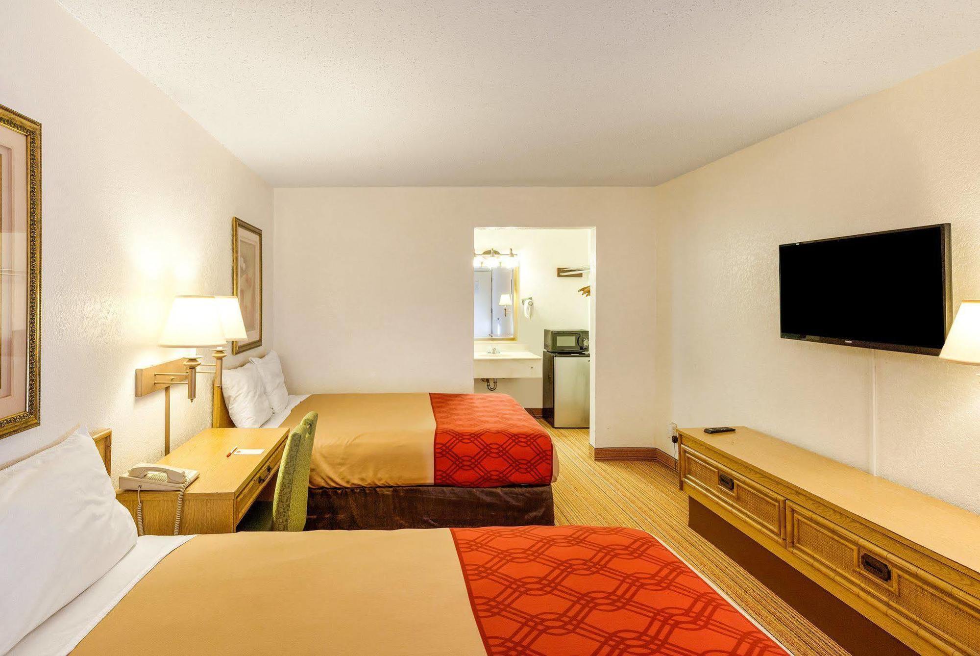Econo Lodge Airport I-35 North Farmers Branch Exterior photo