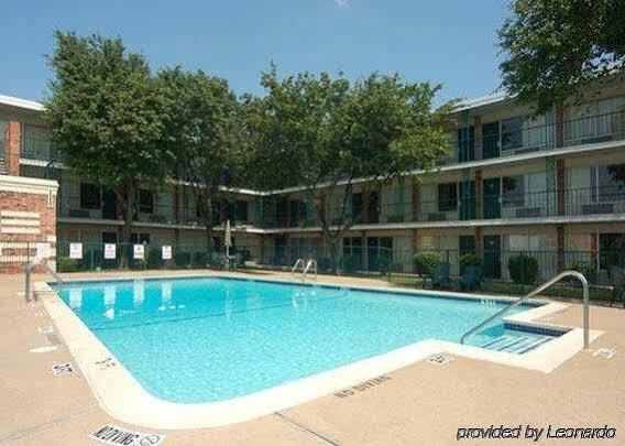 Econo Lodge Airport I-35 North Farmers Branch Exterior photo